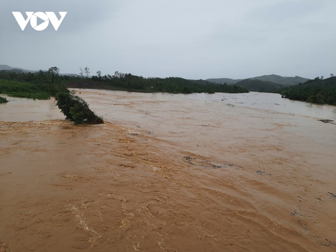 Chặt cây ngã đổ, kê dọn các khu vực có tôn rơi, dọn dẹp đường sá sau bão số 4 - Ảnh 73.