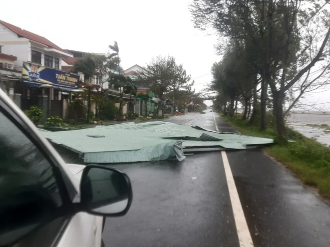 Chặt cây ngã đổ, kê dọn các khu vực có tôn rơi, dọn dẹp đường sá sau bão số 4 - Ảnh 69.