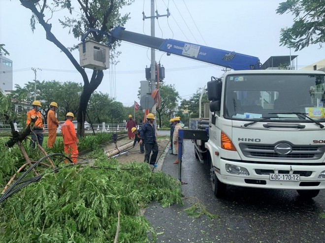 Hơn 1,25 triệu khách hàng miền Trung - Tây Nguyên được cấp điện trở lại sau bão Noru - Ảnh 2.