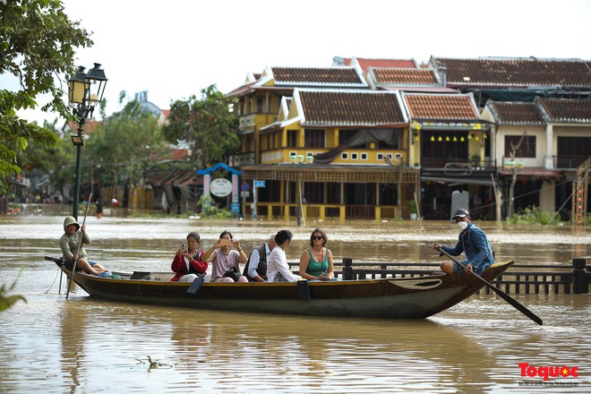 Khách Tây thích thú lội nước lũ, thuê thuyền ngắm Hội An - Ảnh 9.