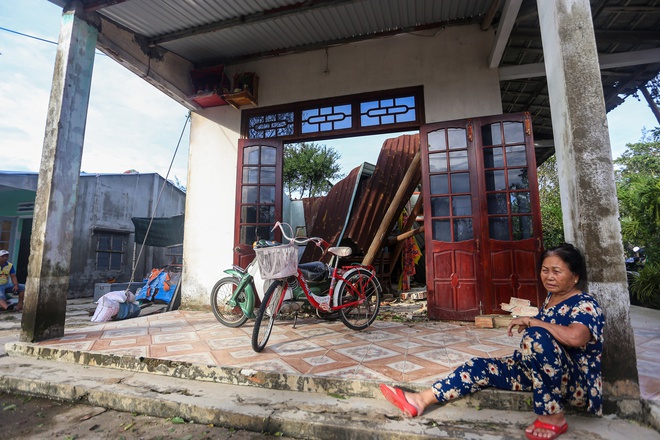 Lâm cảnh “màn trời chiếu đất” sau đêm “chạy” bão Noru - Ảnh 1.