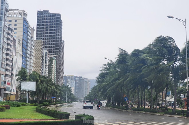 Sóng to gió lớn, nhiều người ở Đà Nẵng vẫn ra biển check in sau bão - Ảnh 2.