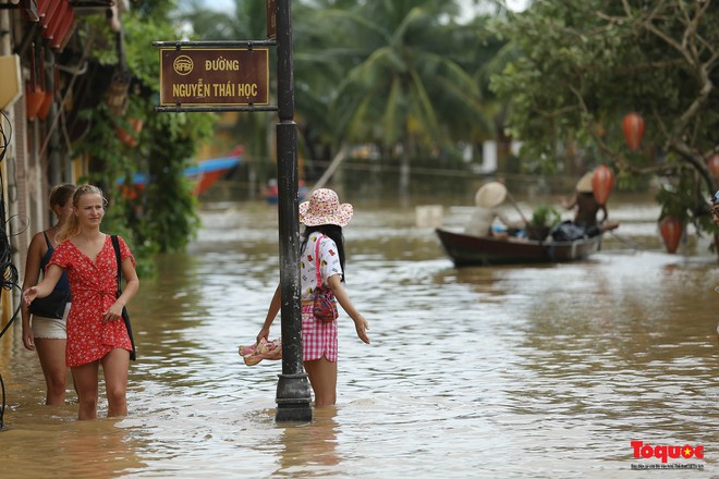 Khách Tây thích thú lội nước lũ, thuê thuyền ngắm Hội An - Ảnh 6.