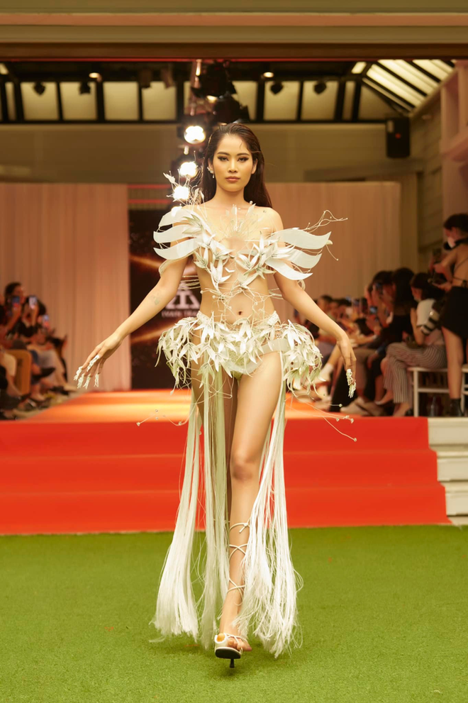 Nam Anh diện lại đầm của Khánh Vân: Thần thái sang chảnh, gặp sự cố khi catwalk - Ảnh 7.