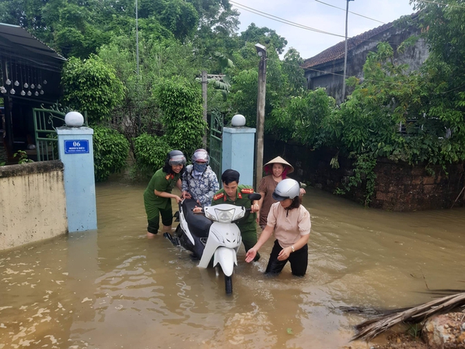 Mưa trắng trời, nhiều khu dân cư bị chia cắt, gần 400 trường cho học sinh nghỉ học - Ảnh 5.