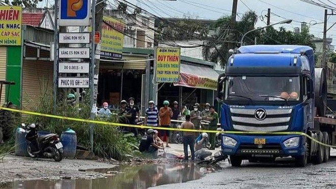 B&eacute; g&aacute;i 7 tuổi tử vong dưới b&aacute;nh container v&igrave; người lớn tr&aacute;nh vũng nước - Ảnh 1.