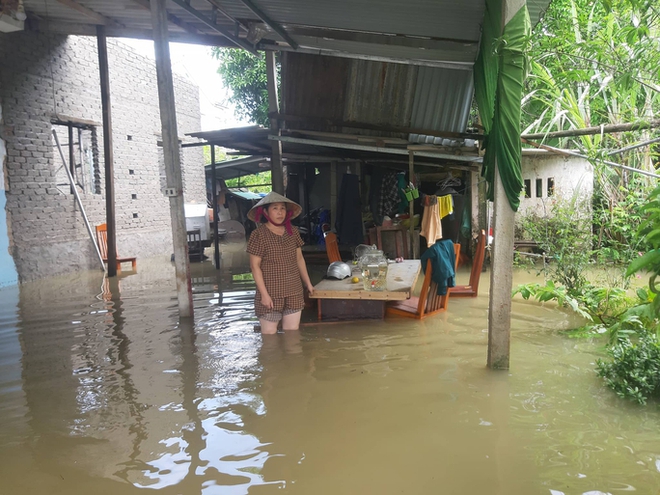 Mưa trắng trời, nhiều khu dân cư bị chia cắt, gần 400 trường cho học sinh nghỉ học - Ảnh 1.