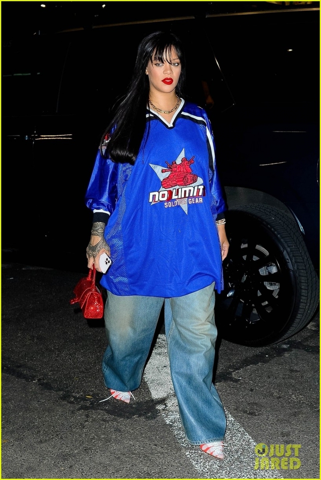 Rihanna mặc đồ quá khổ, trang điểm trắng bệch ra phố - Ảnh 1.