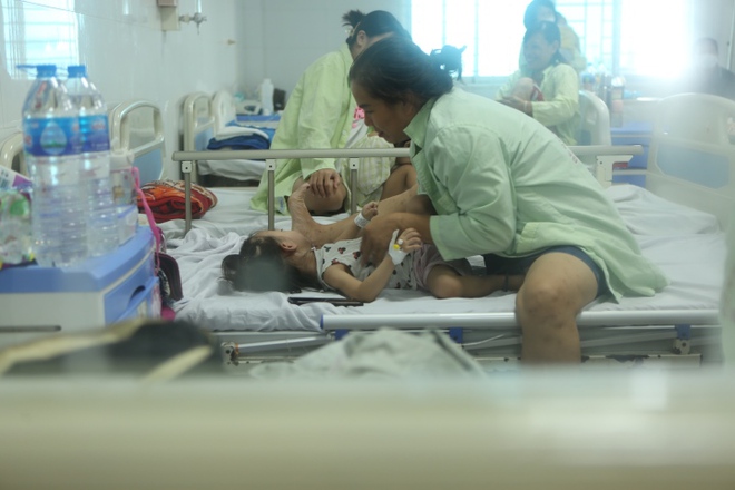 Nhiều bệnh viện ở Hà Nội quá tải bệnh nhi, một bác sĩ chăm 20 trẻ - Ảnh 3.