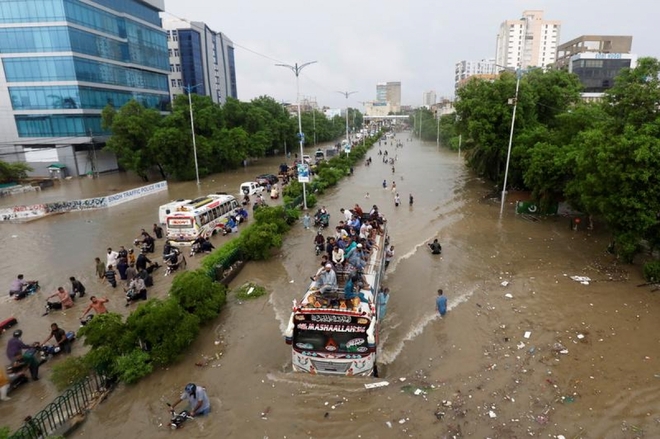Hơn 1/3 lãnh thổ Pakistan đang chìm trong lũ lụt - Ảnh 1.
