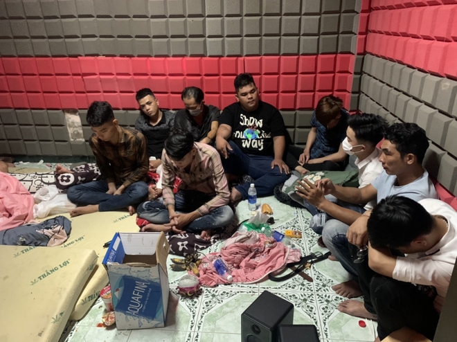 Ph&aacute;t hiện hơn&nbsp;20 nam, nữ đang&nbsp;sử dụng ma t&uacute;y tại căn nh&agrave; trọ trong hẻm - Ảnh 1.
