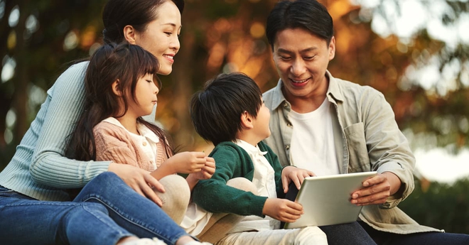 Muốn con về nh&agrave; khi đang chơi, c&aacute;ch xử l&yacute; của 2 b&agrave; mẹ tạo n&ecirc;n 2 t&iacute;nh c&aacute;ch đối lập - Ảnh 1.