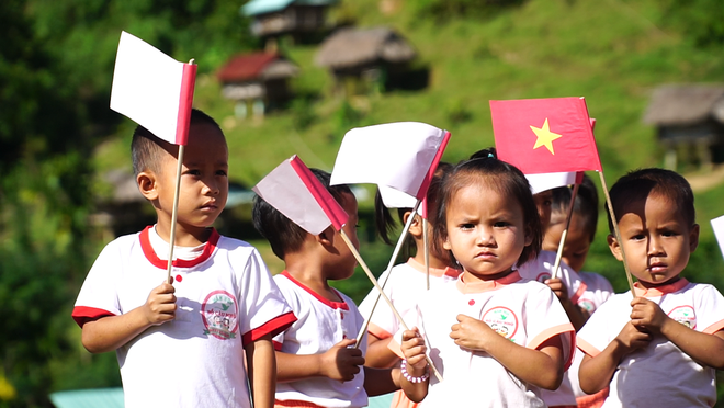 Xúc động lễ khai giảng ở nơi không điện, không nước giữa thảo nguyên xanh - Ảnh 6.