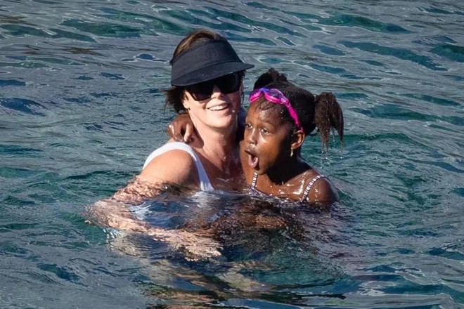 Mẹ ghẻ Bạch Tuyết Charlize Theron cởi trần tắm nắng tr&ecirc;n b&atilde;i biển - Ảnh 7.