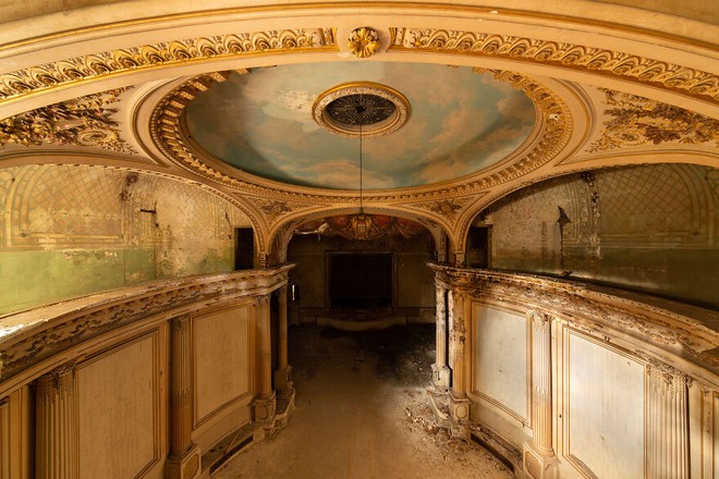 Bên trong những nhà hát bị bỏ hoang trên khắp thế giới, nơi dưới lớp bụi là những công trình nghệ thuật - Ảnh 1.