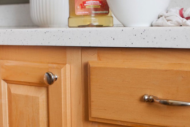 Cách làm sạch tủ bếp bằng gỗ chỉ với 5 bước đơn giản - Ảnh 1.