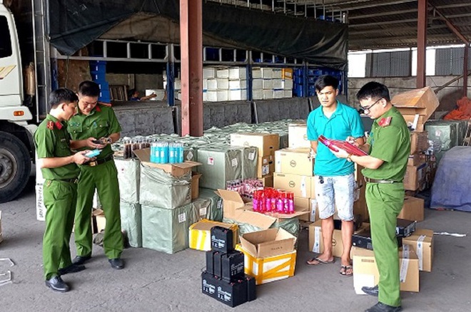 Bắt giữ hàng ngàn chai mỹ phẩm, hàng hóa trị giá 2,1 tỉ đồng trên đường vào TP.HCM - Ảnh 1.