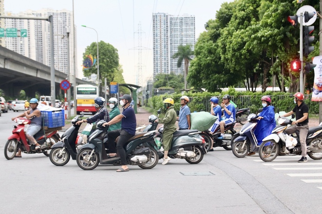 Đau đầu cảnh xe máy chạy bất chấp luật lệ, ngang nhiên vi phạm ngay trước mặt CSGT ở Hà Nội - Ảnh 12.