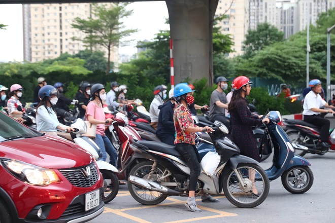 Đau đầu cảnh xe máy chạy bất chấp luật lệ, ngang nhiên vi phạm ngay trước mặt CSGT ở Hà Nội - Ảnh 13.