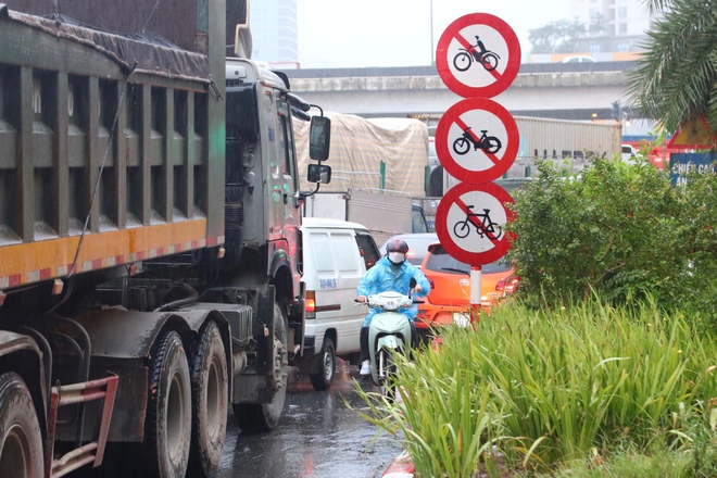 Đau đầu cảnh xe máy chạy bất chấp luật lệ, ngang nhiên vi phạm ngay trước mặt CSGT ở Hà Nội - Ảnh 16.