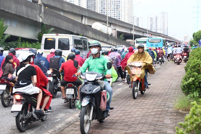 Đau đầu cảnh xe máy chạy bất chấp luật lệ, ngang nhiên vi phạm ngay trước mặt CSGT ở Hà Nội - Ảnh 17.