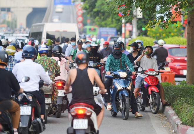 Đau đầu cảnh xe máy chạy bất chấp luật lệ, ngang nhiên vi phạm ngay trước mặt CSGT ở Hà Nội - Ảnh 3.