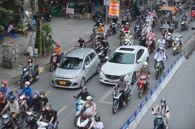 Đau đầu cảnh xe máy chạy bất chấp luật lệ, ngang nhiên vi phạm ngay trước mặt CSGT ở Hà Nội - Ảnh 10.