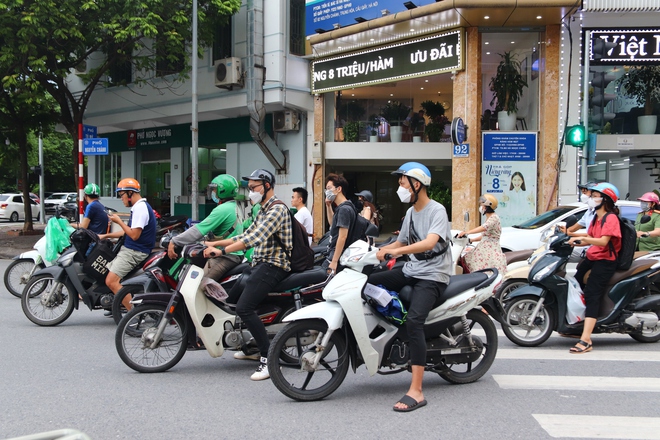 Đau đầu cảnh xe máy chạy bất chấp luật lệ, ngang nhiên vi phạm ngay trước mặt CSGT ở Hà Nội - Ảnh 11.