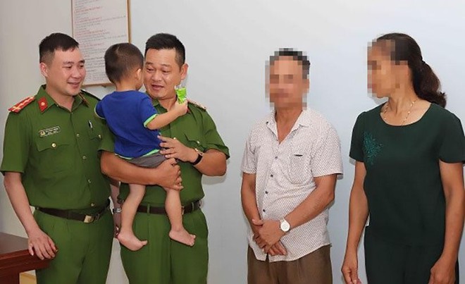 Ch&aacute;u b&eacute; 2 tuổi bị mẹ đẻ mang b&aacute;n được b&agrave;n giao cho bố nu&ocirc;i dưỡng - Ảnh 1.