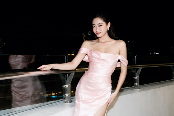 Hoa hậu Lương Thùy Linh khoe dáng với đầm xẻ cao gợi cảm - Ảnh 1.