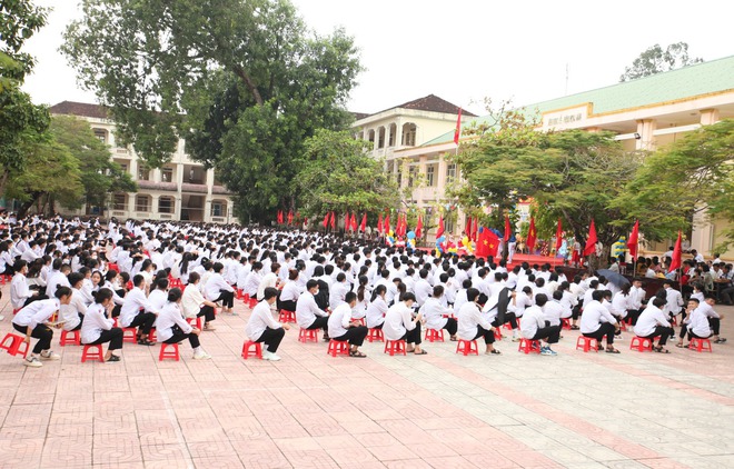 Xúc động hình ảnh hiệu trưởng đứng dưới mưa đọc diễn văn khai trường - Ảnh 1.