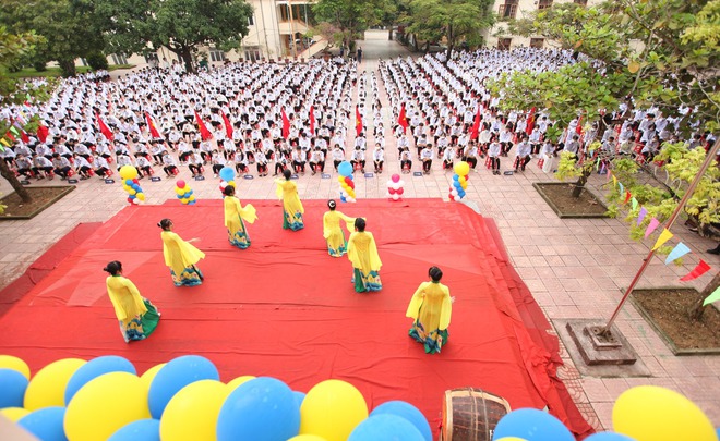 Xúc động hình ảnh hiệu trưởng đứng dưới mưa đọc diễn văn khai trường - Ảnh 2.