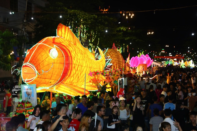 Vui hết cỡ ở lễ hội Trung thu lớn nhất Việt Nam - Ảnh 1.