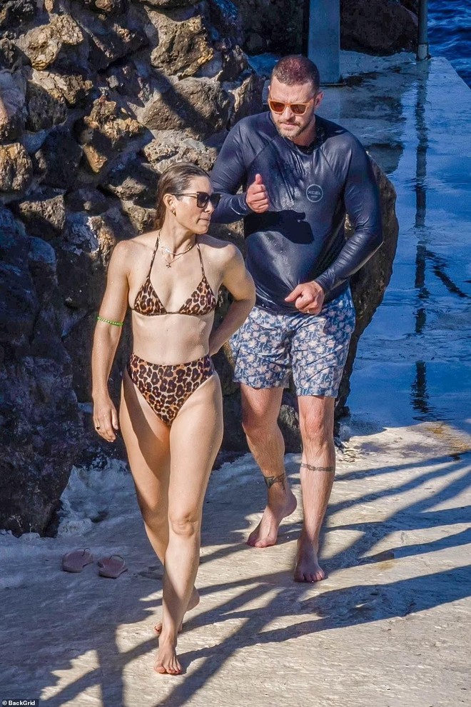 Justin Timberlake và bà xã Jessica Biel tình tứ mặn nồng ở biển - Ảnh 1.