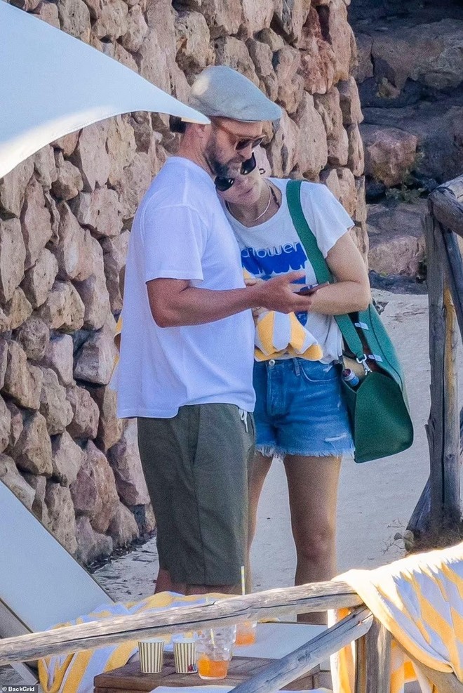 Justin Timberlake và bà xã Jessica Biel tình tứ mặn nồng ở biển - Ảnh 11.