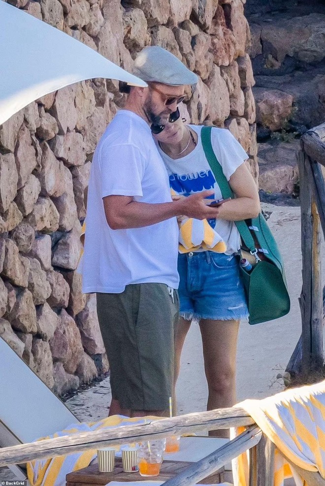 Justin Timberlake và bà xã Jessica Biel tình tứ mặn nồng ở biển - Ảnh 11. Justin Timberlake và bà xã Jessica Biel tình tứ mặn nồng ở biển - Ảnh 11.