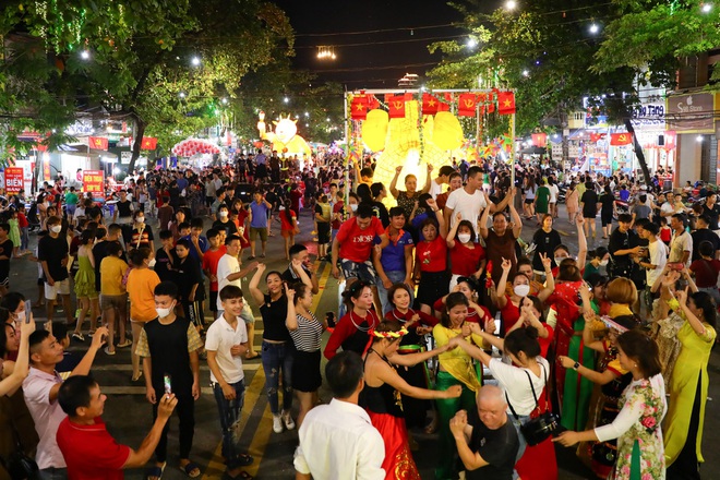 Vui hết cỡ ở lễ hội Trung thu lớn nhất Việt Nam - Ảnh 4.
