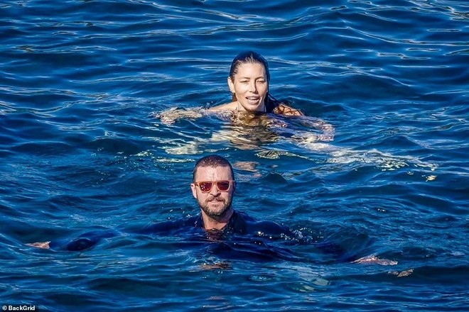 Justin Timberlake và bà xã Jessica Biel tình tứ mặn nồng ở biển - Ảnh 4.