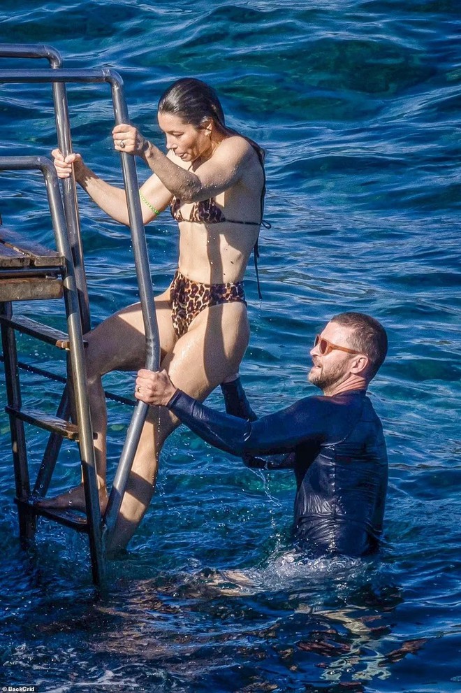 Justin Timberlake và bà xã Jessica Biel tình tứ mặn nồng ở biển - Ảnh 5.