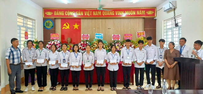 Xúc động hình ảnh hiệu trưởng đứng dưới mưa đọc diễn văn khai trường - Ảnh 6.