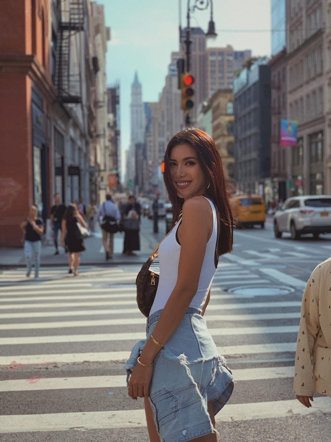 Si&ecirc;u mẫu Minh T&uacute; l&ecirc;n đồ cực chất, tạo d&aacute;ng si&ecirc;u ngầu tr&ecirc;n phố - Ảnh 6.