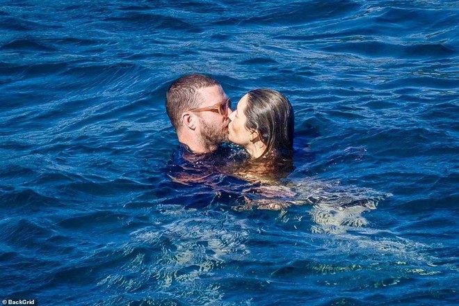Justin Timberlake và bà xã Jessica Biel tình tứ mặn nồng ở biển - Ảnh 6.