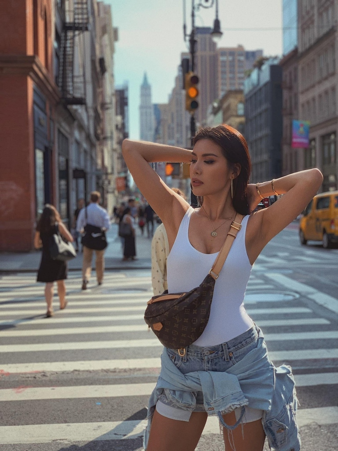 Si&ecirc;u mẫu Minh T&uacute; l&ecirc;n đồ cực chất, tạo d&aacute;ng si&ecirc;u ngầu tr&ecirc;n phố - Ảnh 7.
