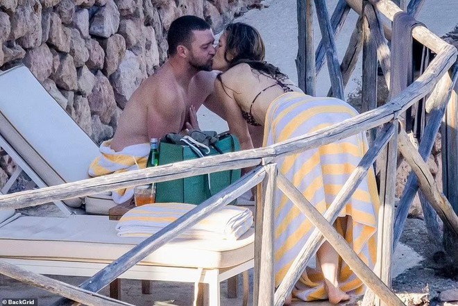 Justin Timberlake và bà xã Jessica Biel tình tứ mặn nồng ở biển - Ảnh 7.