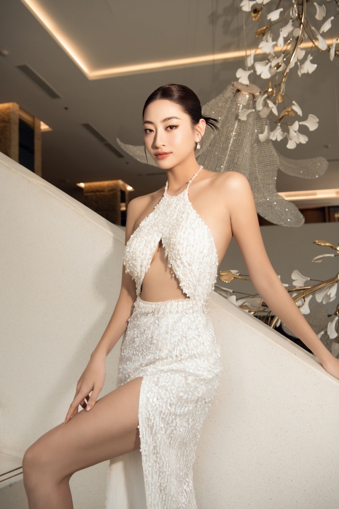 Hoa hậu Lương Thùy Linh khoe dáng với đầm xẻ cao gợi cảm - Ảnh 8.
