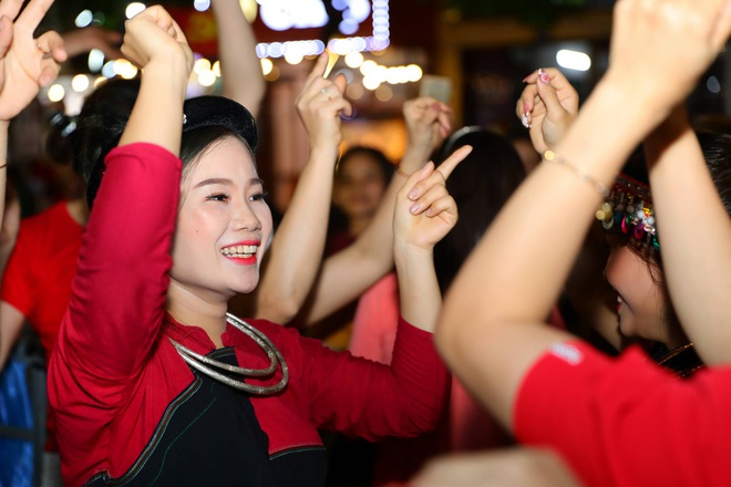 Vui hết cỡ ở lễ hội Trung thu lớn nhất Việt Nam - Ảnh 8.