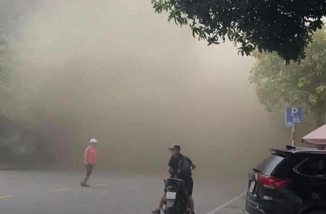 Cháy quán Bi-a Club ở Bắc Ninh, khói đen bốc lên ngùn ngụt - Ảnh 2.
