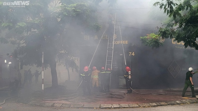 Cháy quán Bi-a Club ở Bắc Ninh, khói đen bốc lên ngùn ngụt - Ảnh 3.