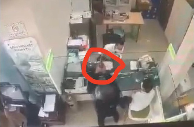 CLIP: Đối tượng cướp hơn 500 triệu đồng ở một ng&acirc;n h&agrave;ng tại Đồng Nai - Ảnh 2.