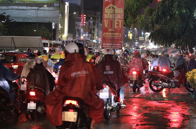 Hầm chui trăm tỷ ở Đà Nẵng lại ngập nước sau mưa, nhiều người bị ngã xe - Ảnh 15.